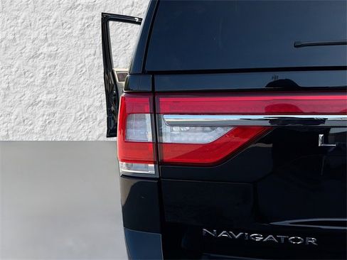 Used 2016 Lincoln Navigator Select image 10