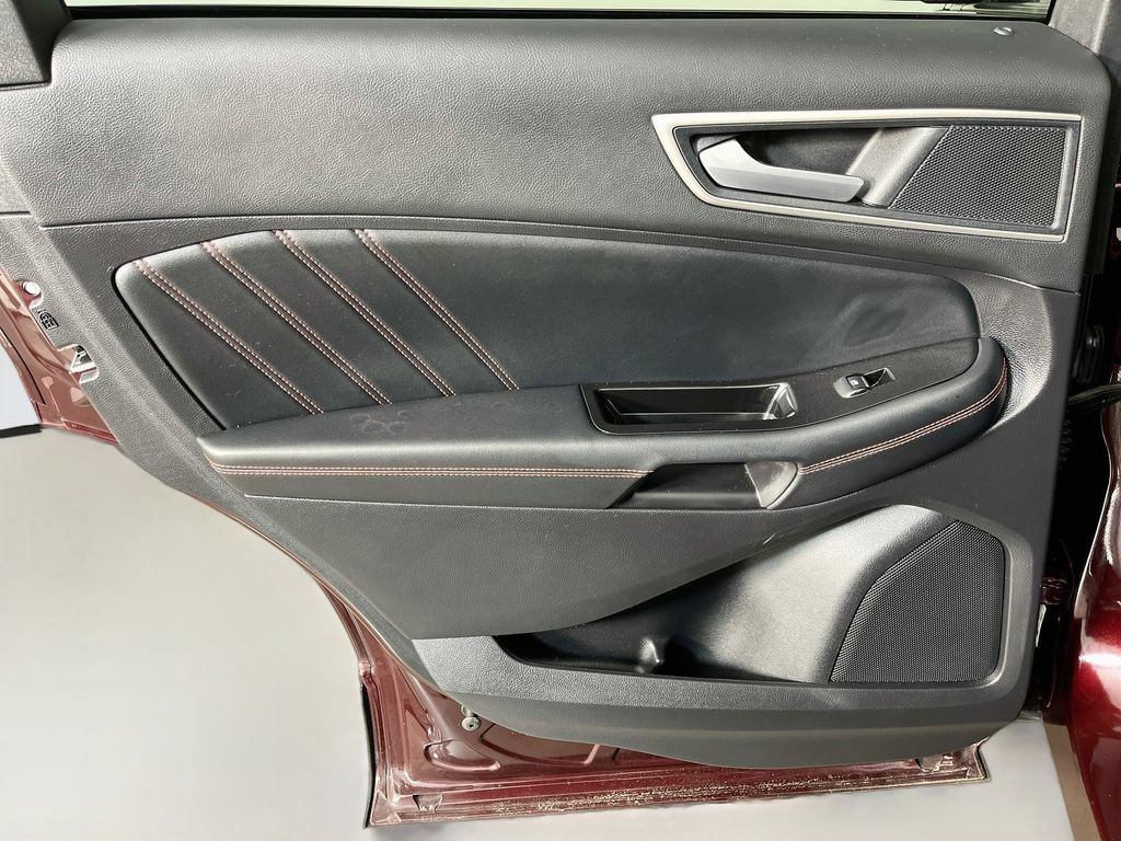Used 2020 Ford Edge ST-Line w/ Cold Weather Package AWD/4WD image 33