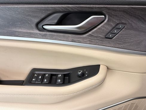 Used 2023 Jeep Grand Cherokee Limited w/ Luxury Tech Group II AWD/4WD image 17