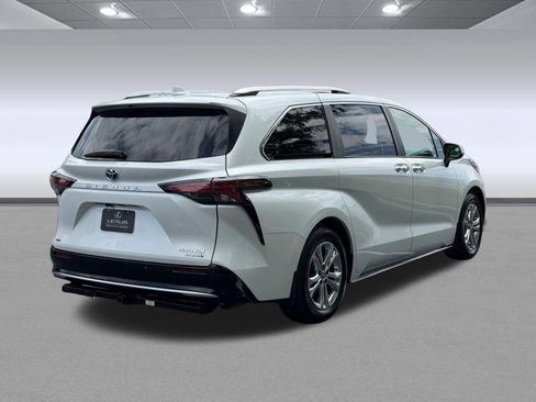 Used 2023 Toyota Sienna Platinum AWD/4WD image 9