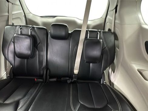 Used 2023 Chrysler Pacifica Touring-L image 15