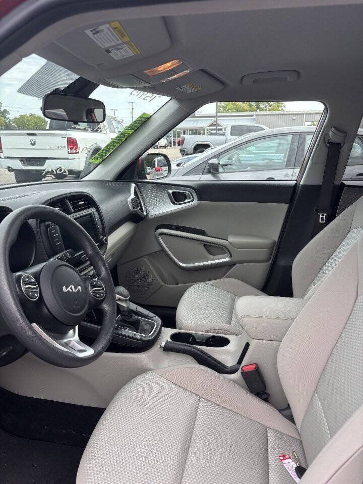 Used 2024 Kia Soul LX FWD image 4