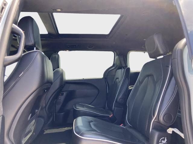 Used 2025 Chrysler Pacifica Limited FWD image 14