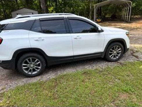 Used 2022 GMC Terrain SLT w/ Infotainment Package II FWD image 3