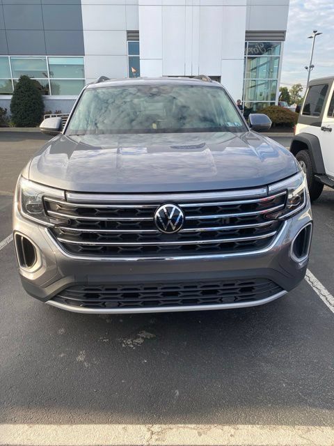 Used 2024 Volkswagen Atlas SE AWD/4WD image 2
