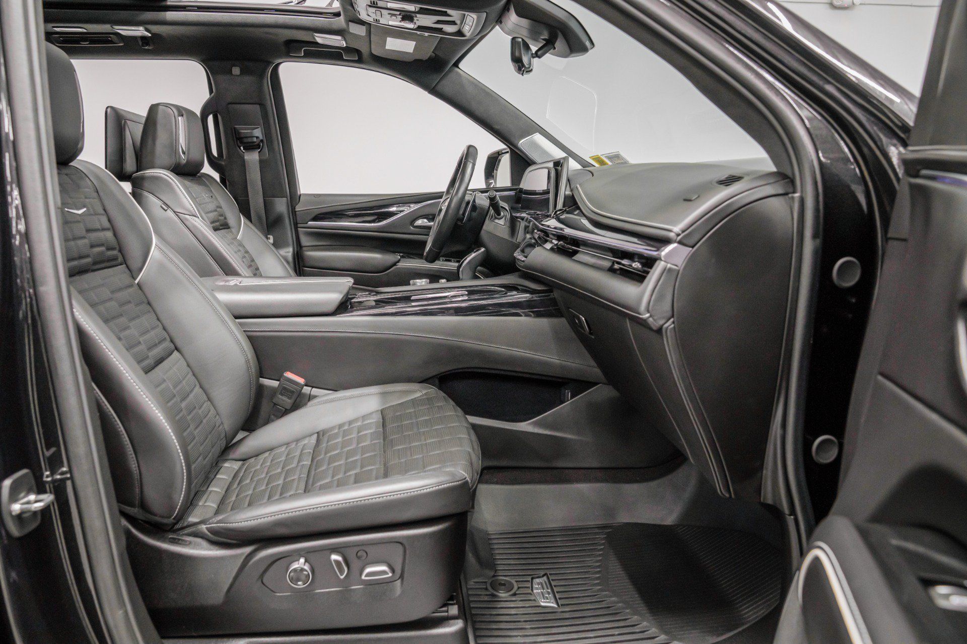 Used 2024 Cadillac Escalade ESV V w/ LPO, Floor Liner Package AWD/4WD image 36