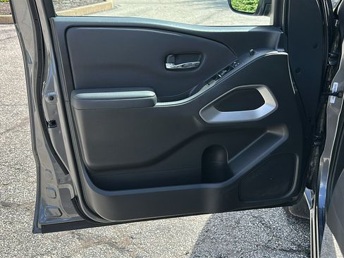 Used 2022 Nissan Frontier SV AWD/4WD image 12
