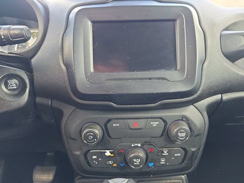 Used 2018 Jeep Renegade Altitude FWD image 22