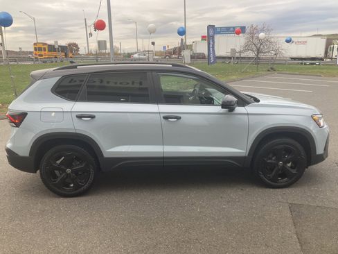 Certified 2025 Volkswagen Taos SE image 5