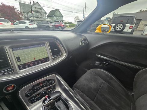 Used 2017 Dodge Challenger SRT Hellcat RWD image 12