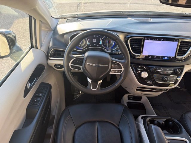Used 2024 Chrysler Pacifica Touring-L FWD image 17