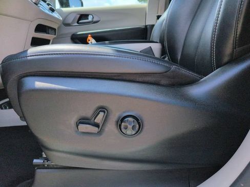 Used 2024 Chrysler Pacifica Touring-L FWD image 23