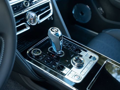 Used 2025 Bentley Flying Spur Plug-In Hybrid AWD/4WD image 32