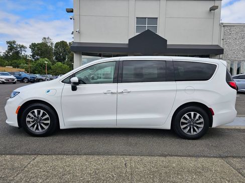 Used 2023 Chrysler Pacifica Touring-L FWD image 4