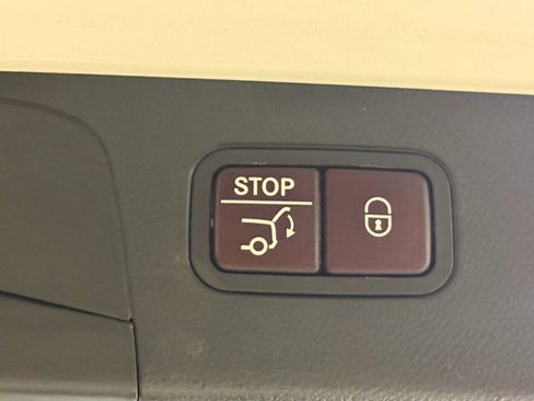 Used 2018 Mercedes-Benz GLC 300 4MATIC w/ Multimedia Package image 20