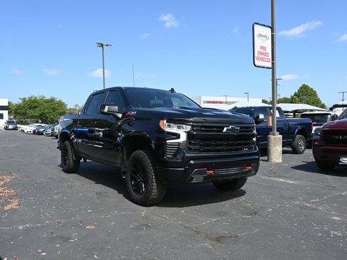Used 2024 Chevrolet Silverado 1500 LT Trail Boss w/ LT Trail Boss Premium Package AWD/4WD image 3