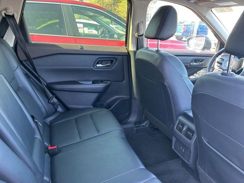 Used 2023 Nissan Rogue SV w/ SV Premium B Package image 9