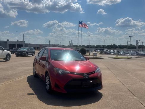 Used 2017 Toyota Corolla LE FWD image 3