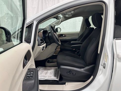 Used 2023 Chrysler Voyager LX image 10