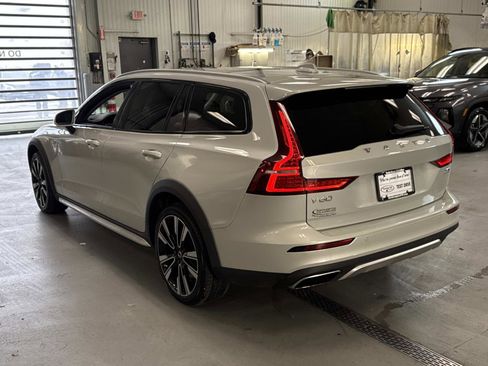 Used 2020 Volvo V60 T5 Cross Country image 7