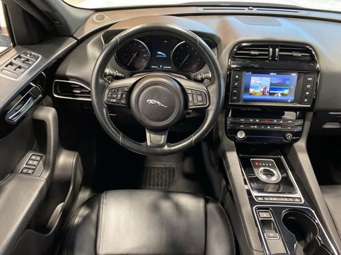 Used 2017 Jaguar F-PACE Premium image 15