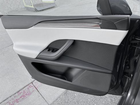 Used 2022 Tesla Model X image 15