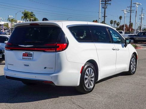 Certified 2024 Chrysler Pacifica Select image 4