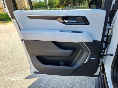 Certified 2025 Chevrolet Suburban Premier AWD/4WD image 11