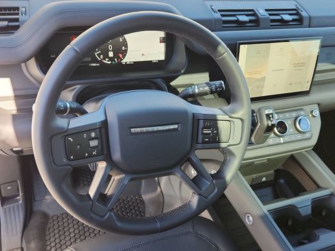 Used 2025 Land Rover Defender 90 X-Dynamic SE image 14
