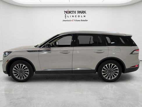 Used 2022 Lincoln Aviator Reserve w/ Equipment Group 201A AWD/4WD image 2