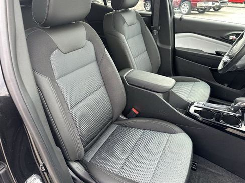 Used 2025 Chevrolet Trax LT w/ Sunroof Package image 23