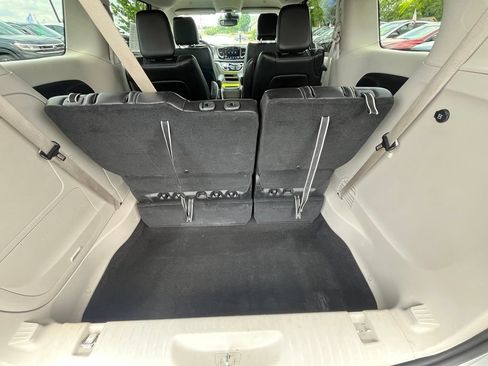 Used 2023 Chrysler Pacifica Touring-L FWD image 27