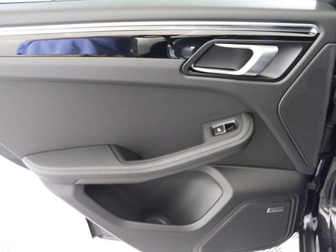 Certified 2025 Porsche Macan AWD/4WD image 22
