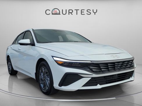 Used 2025 Hyundai Elantra Blue image 5