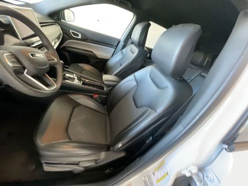 Used 2024 Jeep Compass Latitude image 11