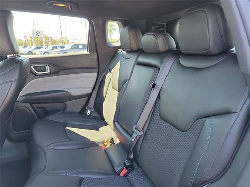 Used 2024 Jeep Compass Latitude image 10