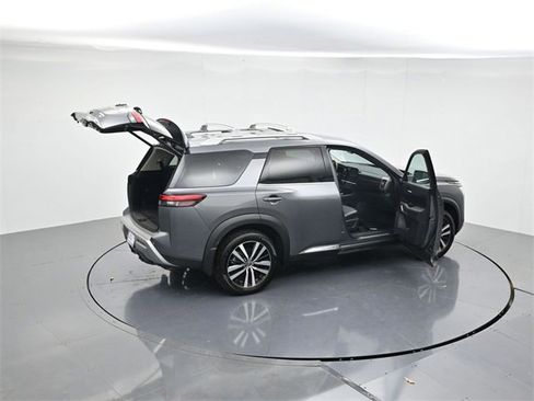 Used 2024 Nissan Pathfinder Platinum image 40