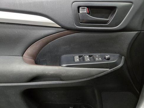 Used 2019 Toyota Highlander LE image 16