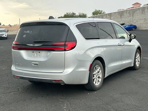 Used 2024 Chrysler Pacifica Touring-L FWD image 3