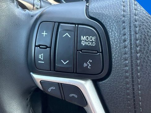 Used 2017 Toyota Highlander XLE AWD/4WD image 18