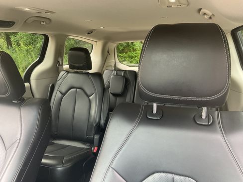 Used 2024 Chrysler Pacifica Touring-L FWD image 13