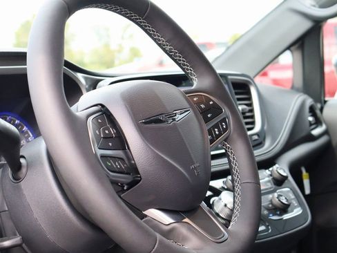 New 2026 Chrysler Pacifica Select image 24