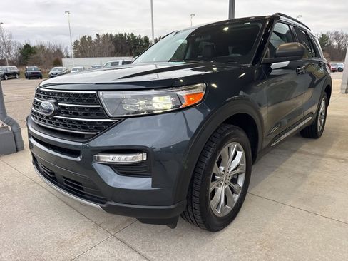 Certified 2022 Ford Explorer XLT w/ Equipment Group 202A image 3