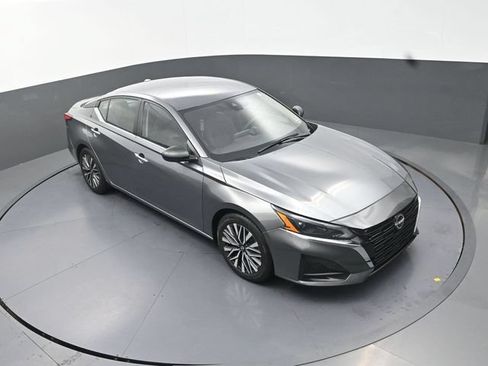 Used 2024 Nissan Altima 2.5 SV FWD image 11