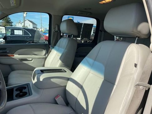 Used 2010 Chevrolet Suburban LT image 18