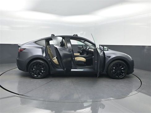 Used 2021 Tesla Model Y Long Range image 33