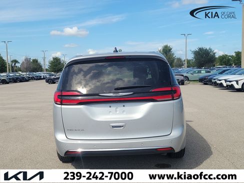 Used 2024 Chrysler Pacifica Touring-L FWD image 5