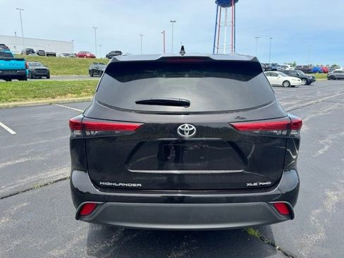 Used 2022 Toyota Highlander XLE AWD/4WD image 4