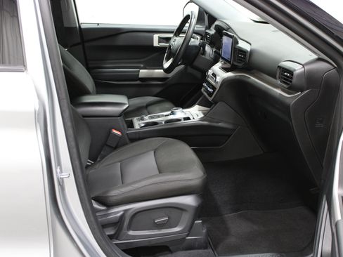 Used 2023 Ford Explorer XLT AWD/4WD image 25