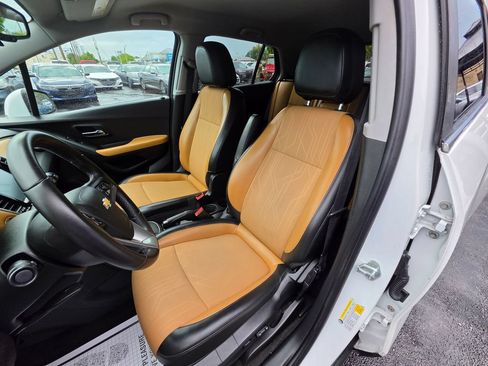 Used 2017 Chevrolet Trax LT w/ LT Convenience Package FWD image 2